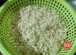 Illustration of how to make fried noodles with chicken, ham and sausage 3