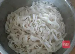 Illustration of how to make peanut butter noodles 5