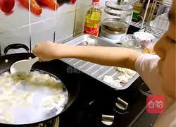 Illustration of how to make fresh meat wontons 11