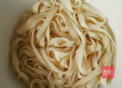 Illustration of how to make spicy bean sprout noodles 3