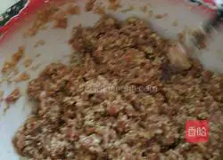 Illustration of how to make dumplings stuffed with pork and fresh meat 2