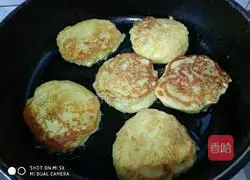 Illustration of how to make potato and shrimp cakes 7
