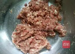 Illustration of how to make pork dumpling filling 5