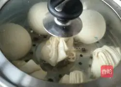 Illustration of how to make milk-flavored steamed buns and salt and pepper flower rolls 17