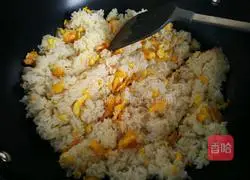 Illustration of how to make fried rice with floss and eggs 5