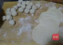 Illustration of how to make cowpea filling dumplings 13