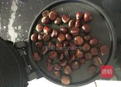 Illustration of how to make chestnuts in electric baking pan 3