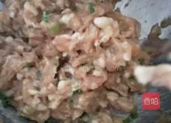 Illustration of how to make wonton and preserved egg patties 2