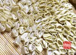 Illustration of how to make fresh meat wontons 7