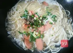 Illustration of how to cook noodles with enoki mushrooms 8