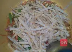 Illustration of how to make fried bean sprouts and shredded pancakes 12
