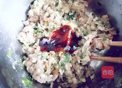 Illustration of how to make onion and pork wonton stuffing 9