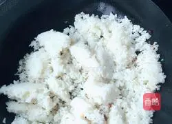 Illustration of how to make sausage and egg fried rice 5