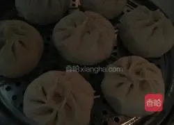 Illustration of home-style pork and pickled cabbage stuffed buns 7