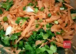 Illustration of how to make carrot and egg pancakes 2