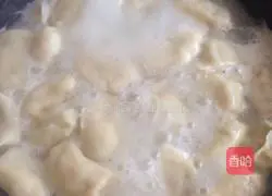 Illustration of how to make pork, fungus and cabbage dumplings 6