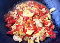 Illustration of how to make fried cherry tomatoes and eggs with noodles 8