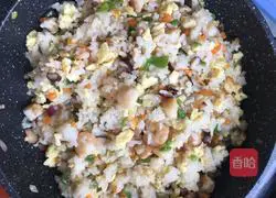 Illustration of how to make seafood fried rice 2