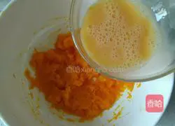 Illustration of making homemade pumpkin dumpling wrappers 2