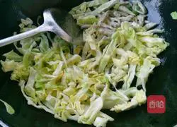 Illustration of making fried cabbage pancakes 7