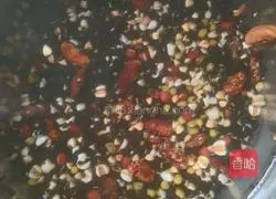 Illustration of how to make multigrain eight-treasure steamed buns 1