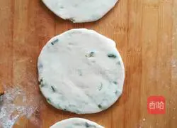 Illustration of how to make hot noodles and scallion pancakes 9