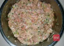 Illustration of how to make pork and mushroom dumplings 5