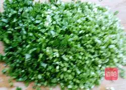 Illustration of how to make leek, egg and shrimp dumpling stuffing 7