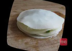 Illustration of how to make dumpling skin scallion pancakes 7