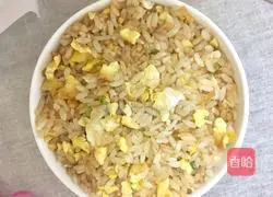 Illustration of how to make fried rice with chives and eggs 11
