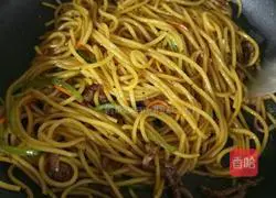 Illustration of how to make black pepper beef fillet fried pasta 5