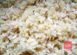 Illustration of how to make pork and pickled cabbage buns 1