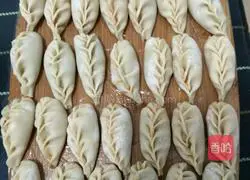 Illustration of how to make cabbage and pork dumplings (wheat dumpling making method) 11