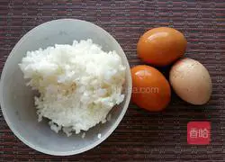 Illustration of how to make gold-wrapped silver egg fried rice 1