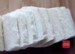 Illustration of how to make golden steamed bun slices 1
