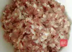 Illustration of how to make wontons stuffed with chives and pork 2