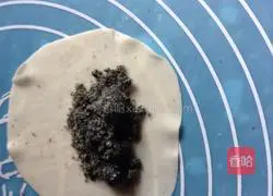 Illustration of how to make sesame rolls with dumpling skin 4