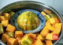 Illustration of how to make pumpkin steamed buns 1