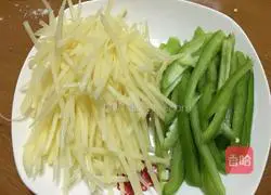 Illustration of how to make chive egg pancakes with cumin and potato shreds 5