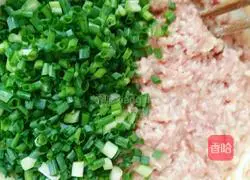 Illustration of how to make dumplings with spicy onion and spicy sauce 4