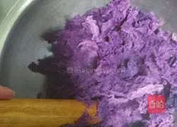 Illustration of making glutinous rice and purple potato cakes 2