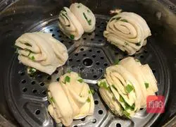Illustration of how to make scallion rolls 9