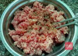 Illustration of how to make steamed buns stuffed with cabbage and red radish and meat 5