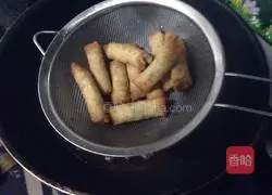 Illustration of how to make spring rolls with wonton wrappers 9