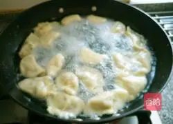 Illustration of how to make beef and celery dumplings 14