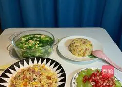 Illustration of how to make fried rice with sausage, tripe and eggs 1