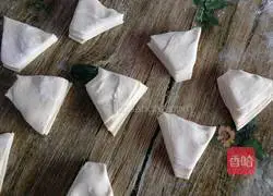 Illustration of how to make pork and celery wontons 11