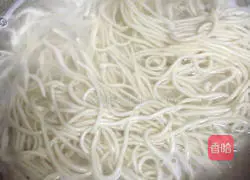 Illustration of how to make stir-fried noodles with shredded vegetables and pork 2