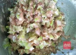 Illustration of how to make pork, cabbage and stuffed buns 9