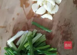 Illustration of how to make noodles with scallion oil 1